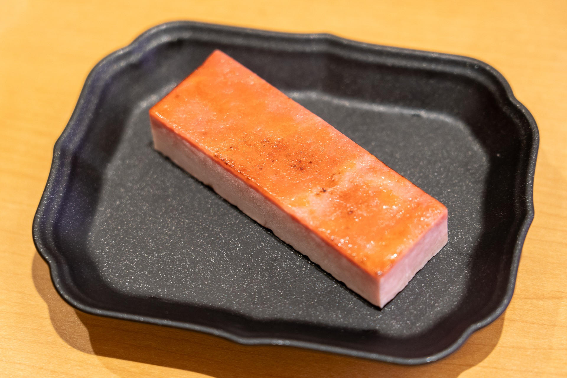 「苺と練乳のカタラーナ」。このクオリティを回転寿司で気軽に食べられるのはスゴイ！ぜひ一度ご賞味あれ