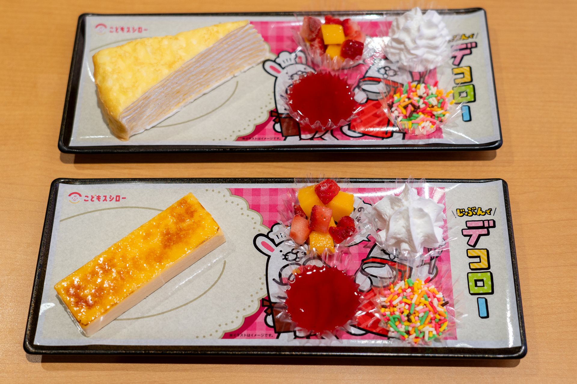 カットフルーツ（いちご・マンゴー）、ホイップ、いちごソース、カラースプレー（チョコ）の4種類を自分流にデコレーションできる