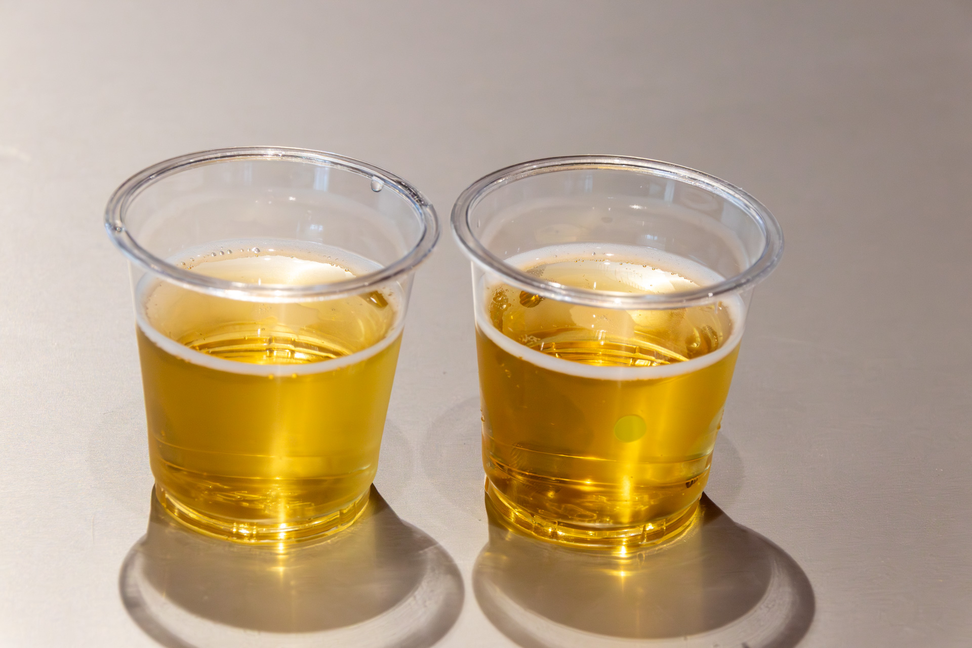 黄色いシールが貼られているのが新しいグリーンズフリー。飲み比べるとテイストがかなり違うのが分かる