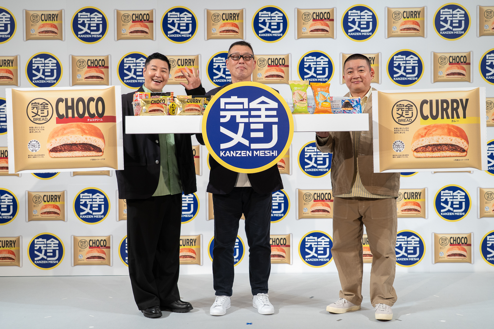 日清食品株式会社 ビヨンド事業部 矢島純部長（中央）と「完全メシ」のWeb CMに出演しているチョコレートプラネット