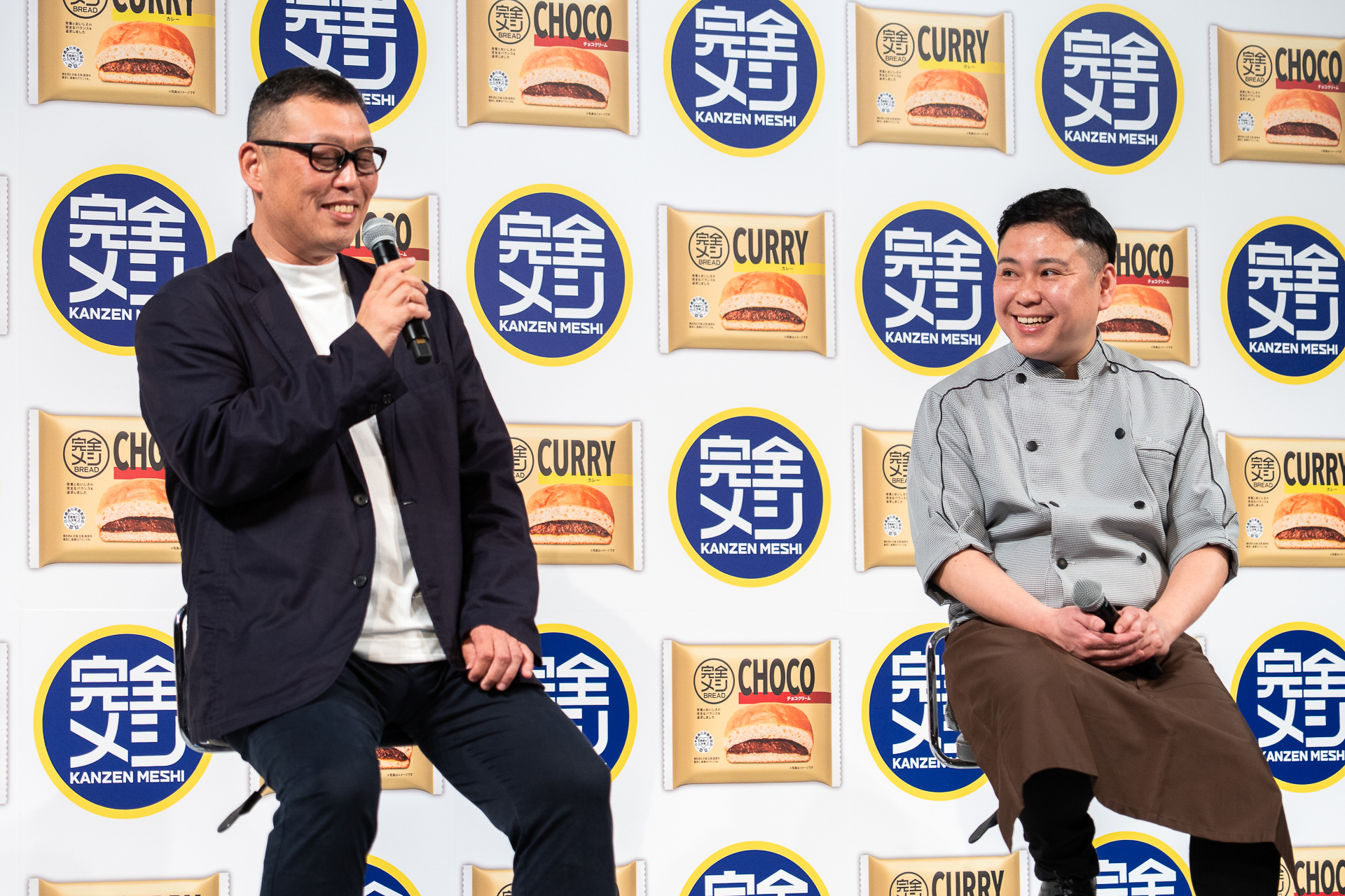 株式会社デニーズジャパン 商品部長 須藤良一氏（右）が登壇し、矢島部長とトークセッション