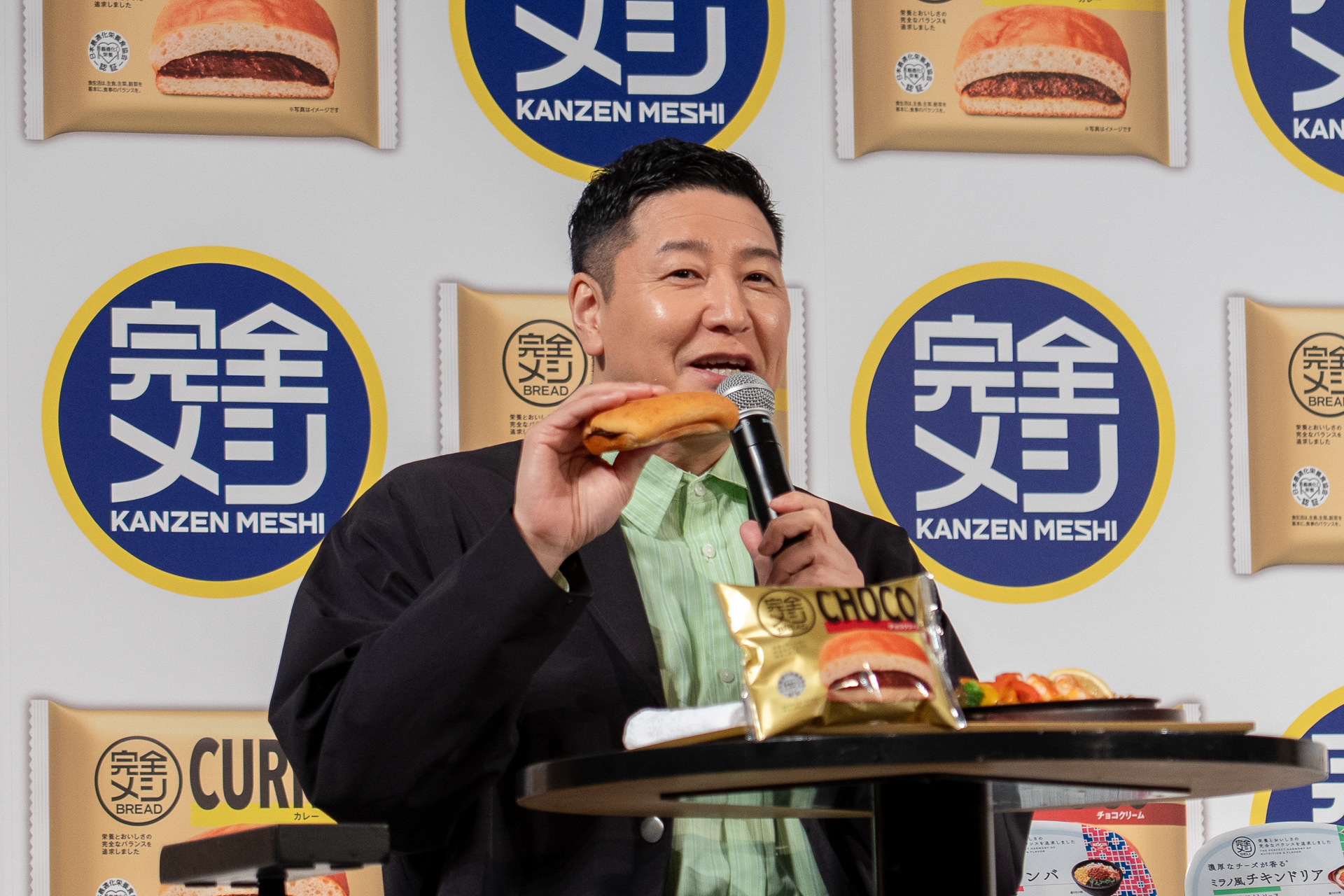 長田さんは新商品の「完全メシ BREAD チョコクリーム」