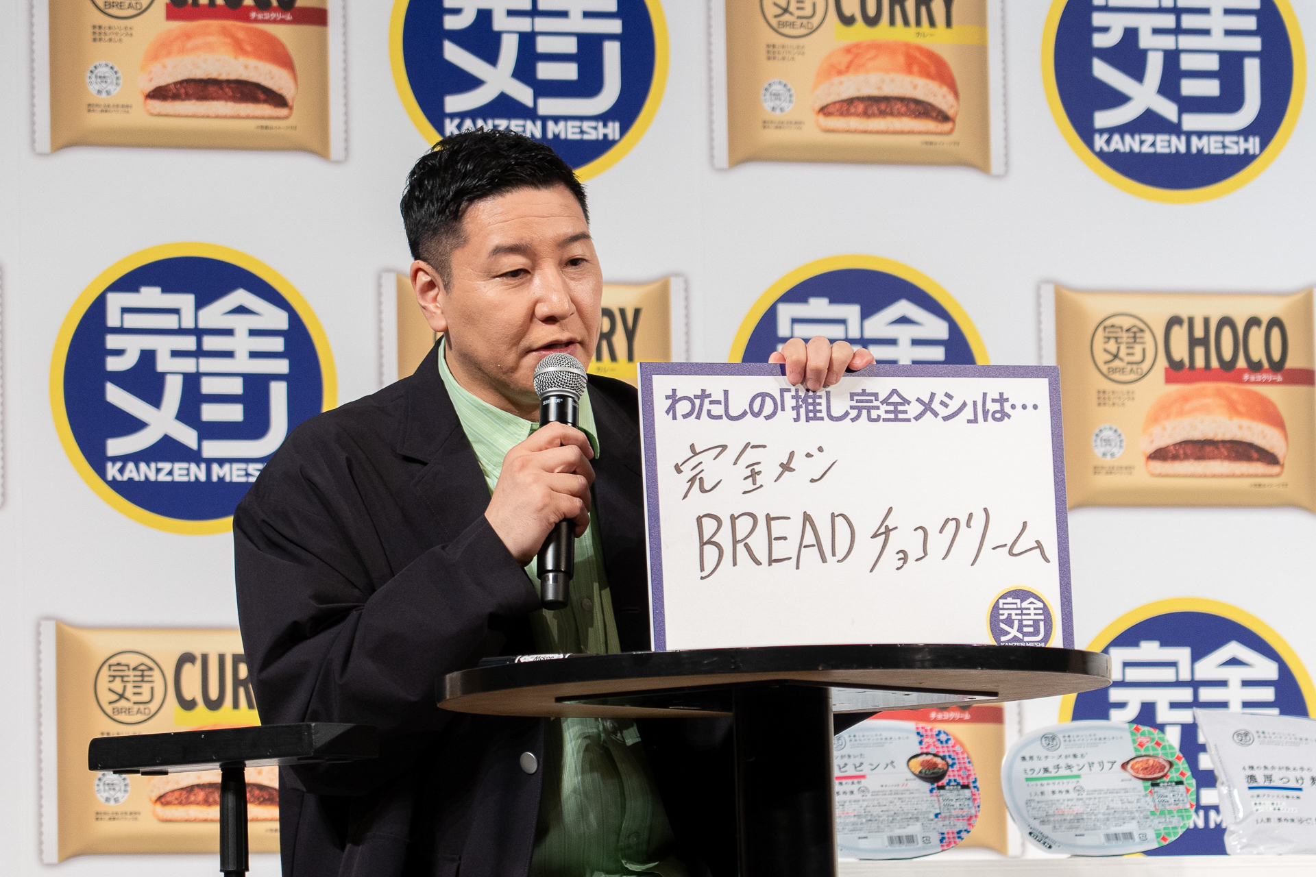 「ふわふわの食感がいい。栄養を調整されたパンとは思えない」と長田さん