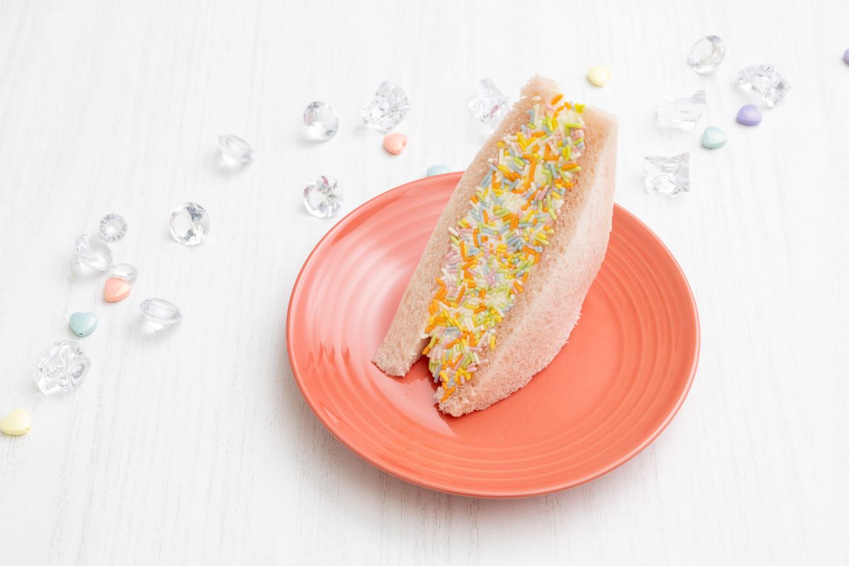「セブン-イレブンよくばりサンド カラーチョコ＆ホイップサンド」（198円・税別）