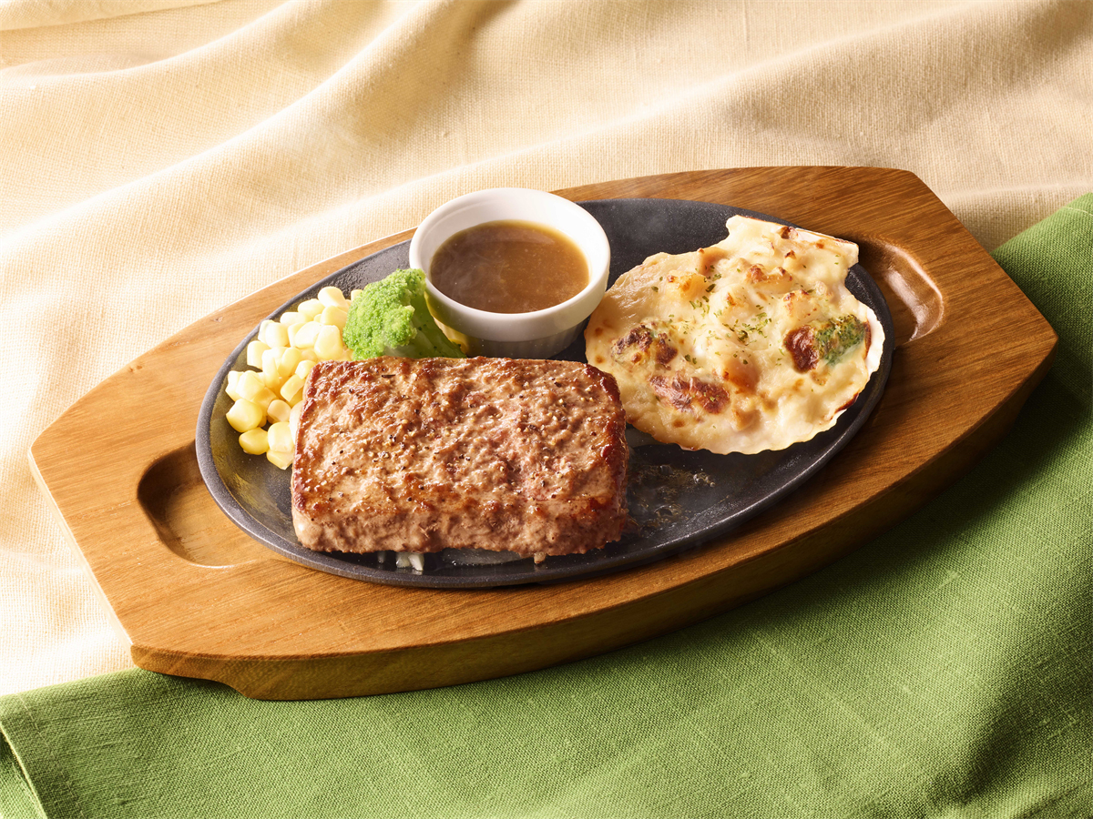 「ビーフハンバーグステーキ＆北海道産帆立のグラタン」（1529円）