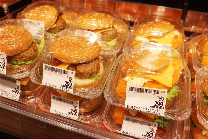 ベーカリーコーナーにはバーガーやベーグルが新たに登場