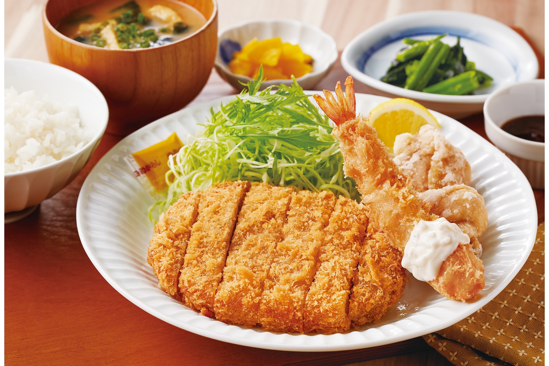 ロースかつの特選バラエティフライ定食