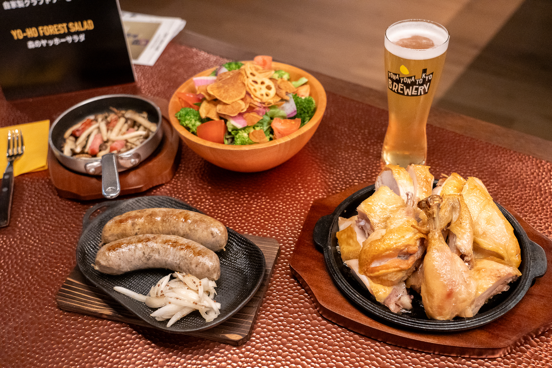 クラフトビールと一緒に楽しめるのは、岩手県産菜彩鶏のローストチキンや自家製クラフトソーセージ、森のヤッホーサラダなど
