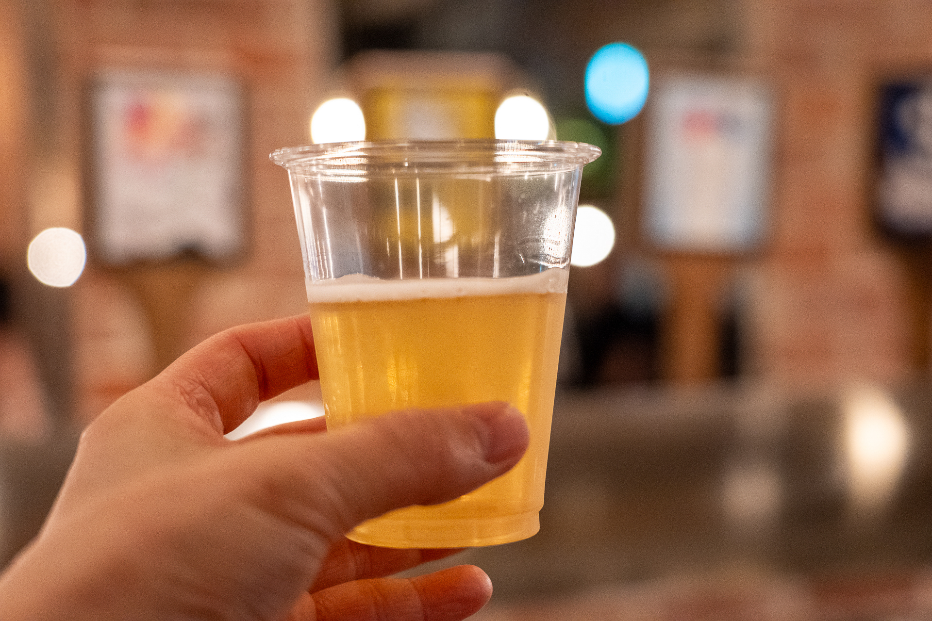 看板ビール「Gate One（ゲートワン）」を試飲。口に含んだ瞬間にふわっと柑橘系の香りが広がって、新鮮なできたてビールの美味しさを五感で味わえた
