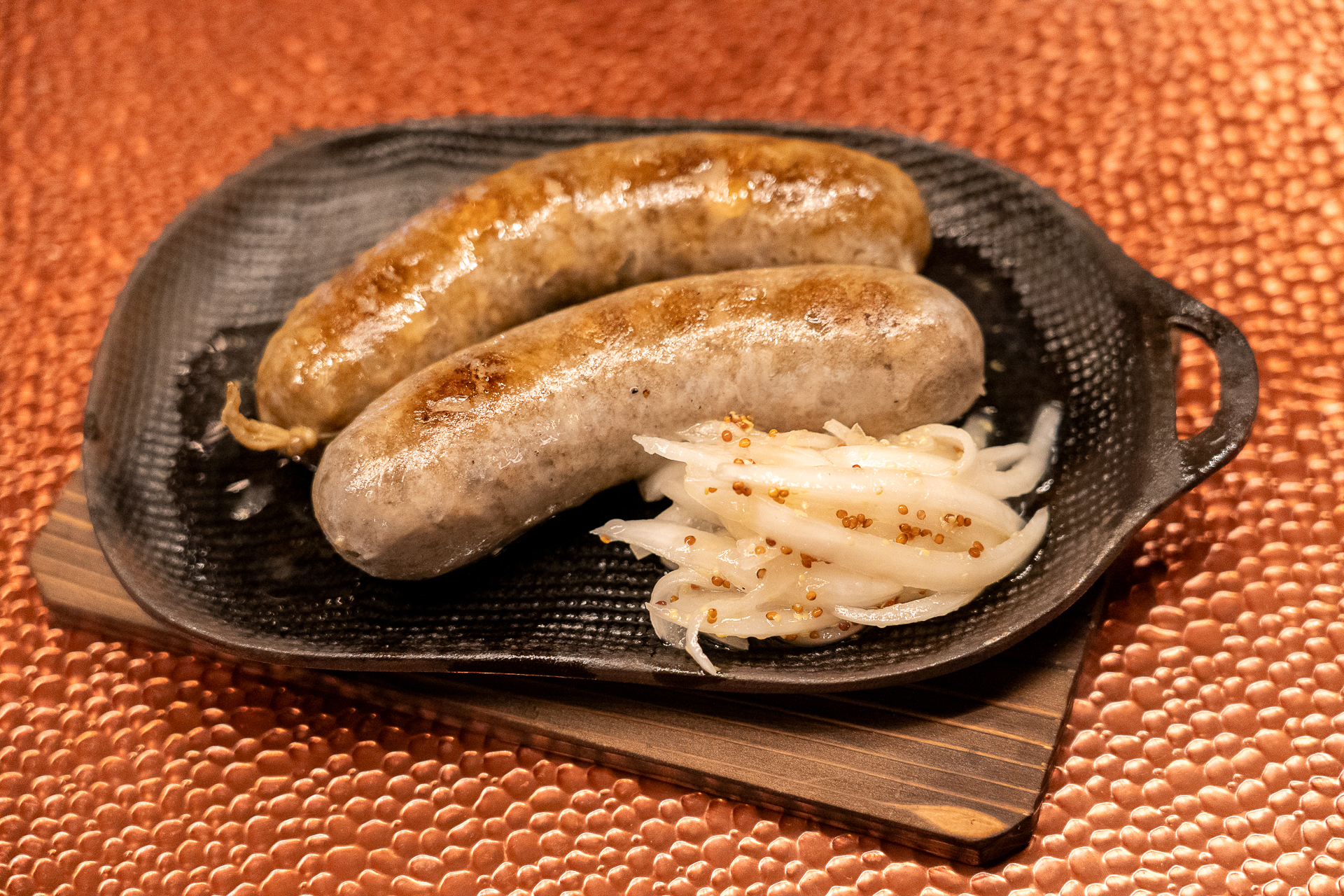 店内でミンチから腸詰めまで行なっている自家製のクラフトソーセージは1ピース950円