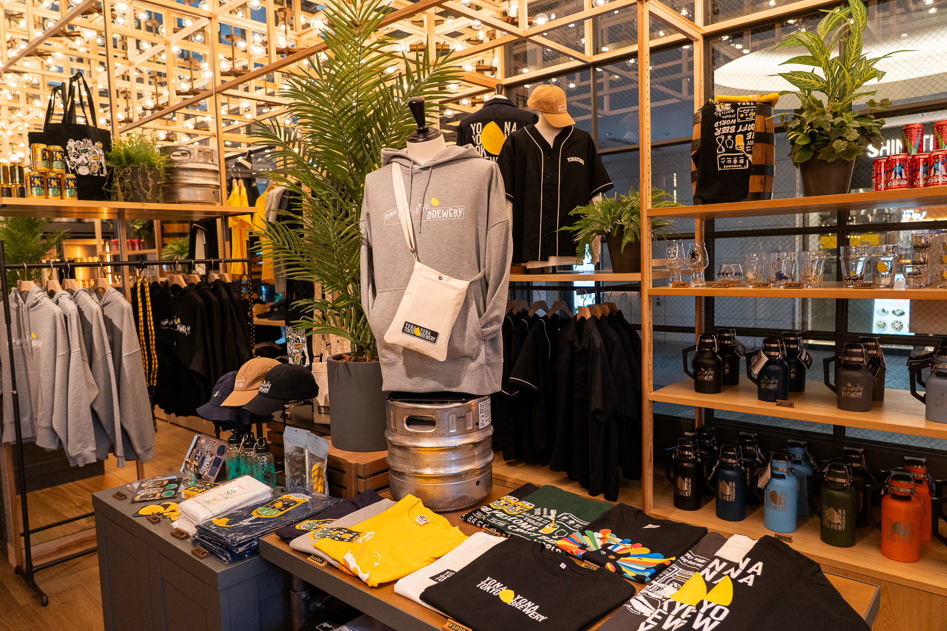 店内入口の物販スペース「Merch」。オリジナルグラウラーや限定アパレル、グラスなど。お土産にもGOOD