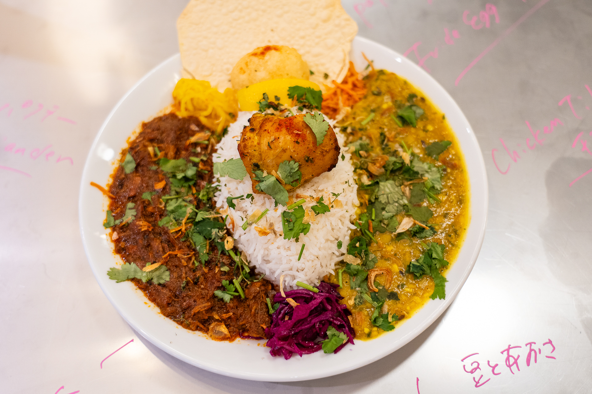 お店のイチオシは、2種のカレーがチョイスできる「SPECIAL」