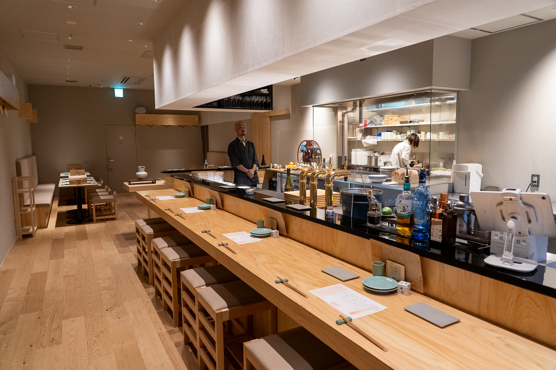白木を基調とした落ち着いた雰囲気の店内