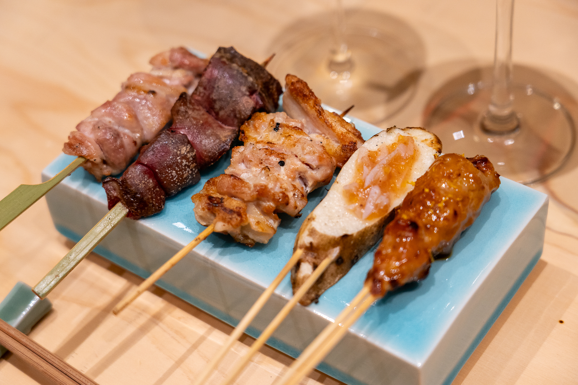 これを注文すれば間違いなしの「おまかせ梅　5本串」