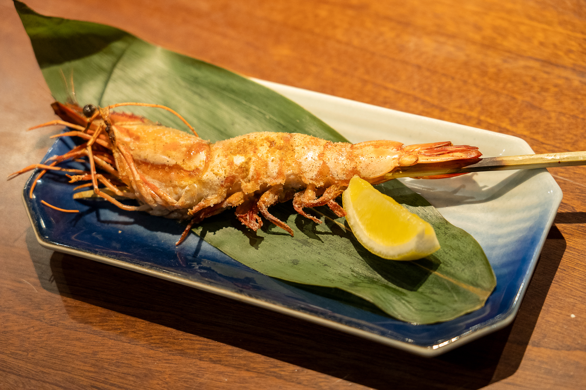 お店イチオシは炭火を使って焼き上げる「大海老」。ブレンド塩とレモンでいただける
