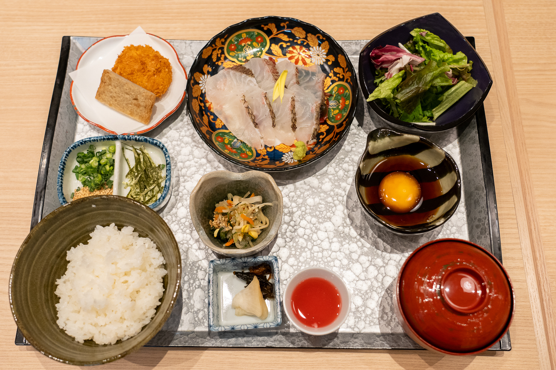 「宇和島流 鯛めし膳」は1800円。鯛が1.5倍の2100円バージョンも