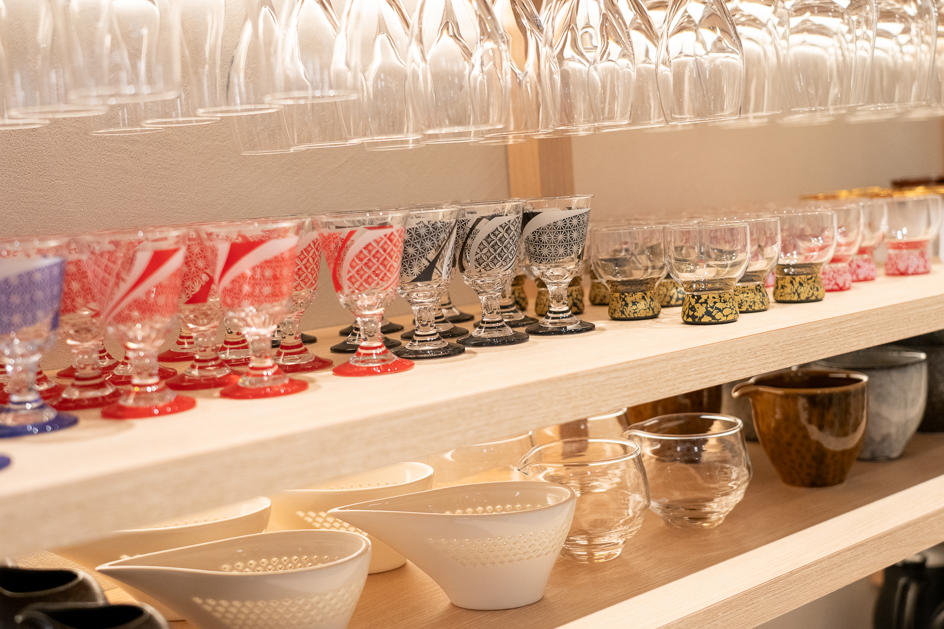 店内の壁にいろいろな種類の酒器がずらり