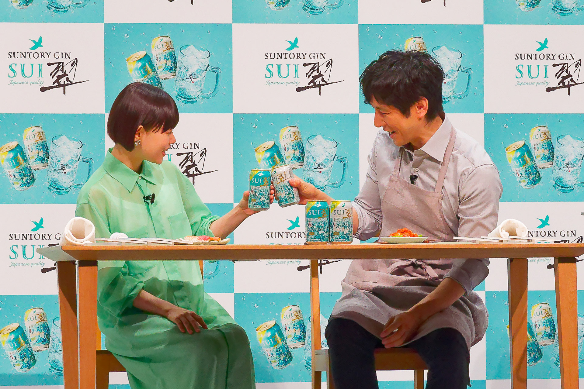 杉咲花さんと西島秀俊さんが乾杯