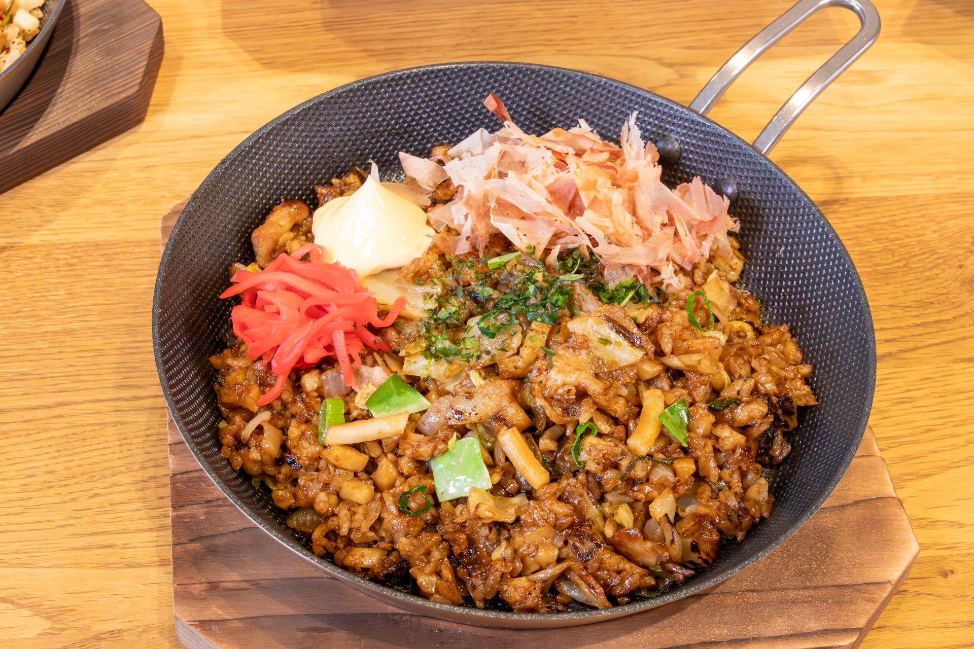 「丸亀うどんメシ やみつきソース味」（790円）