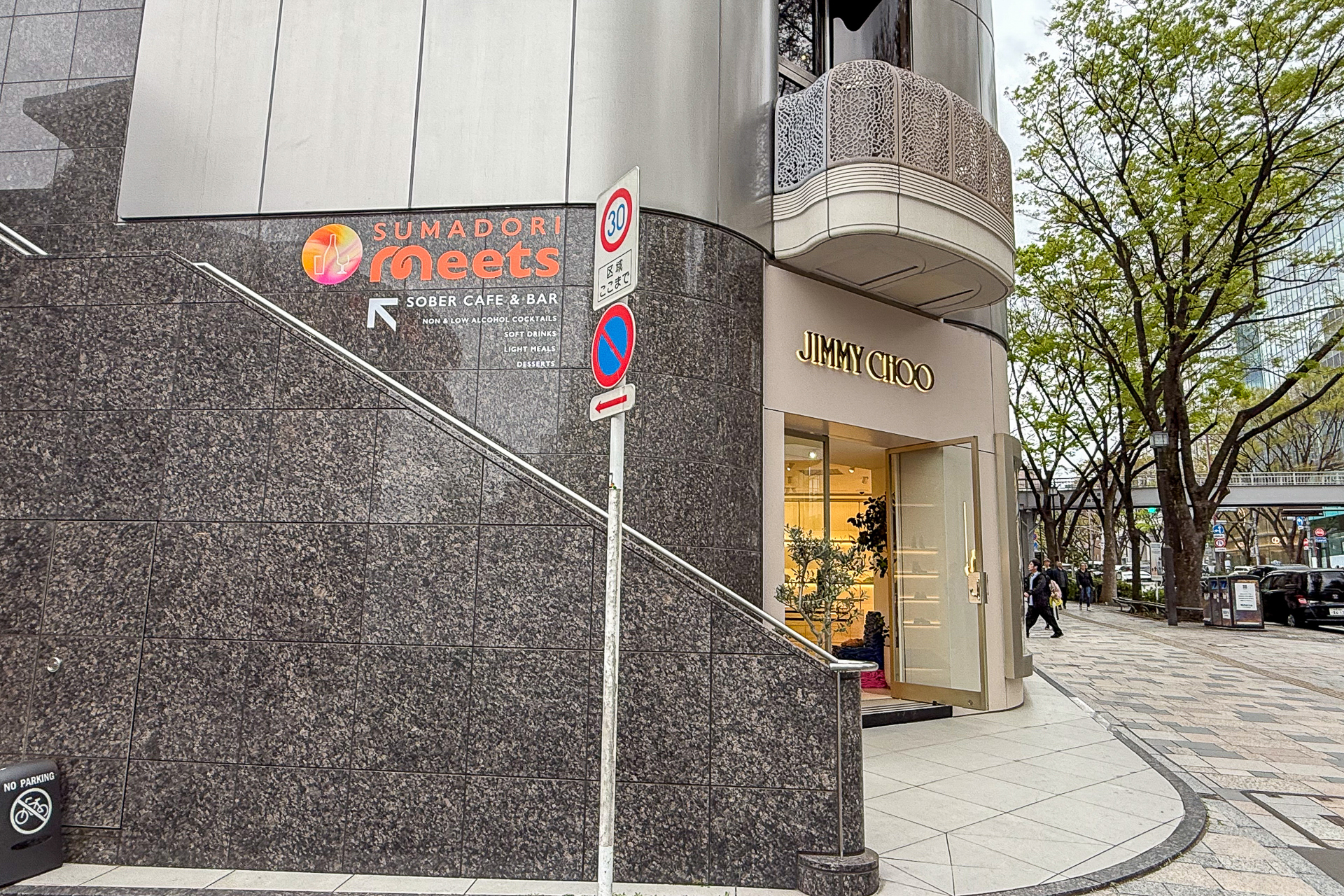 大勢の人で賑わう大通り沿いのビル2階