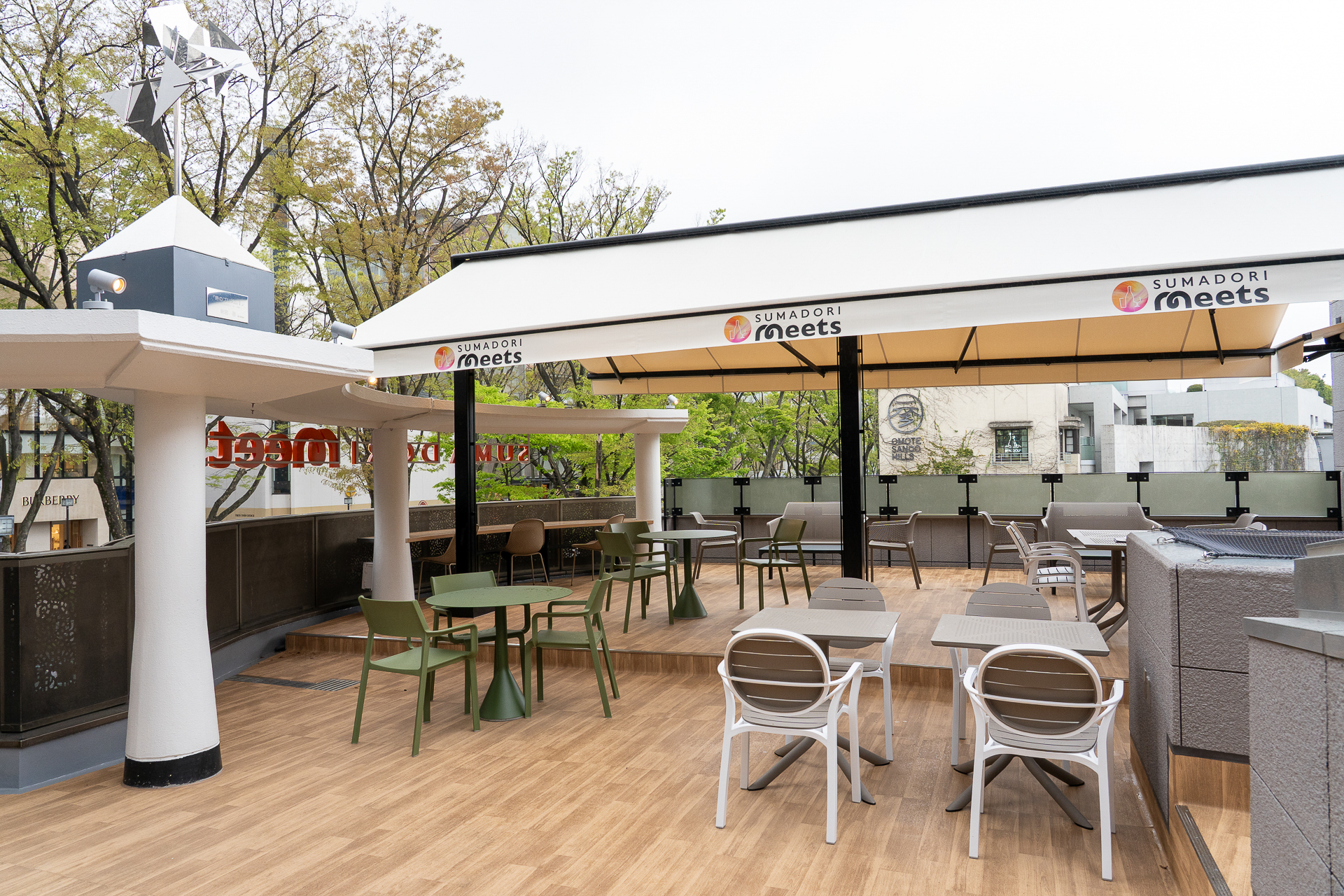 階段を上った先にはテラスもある