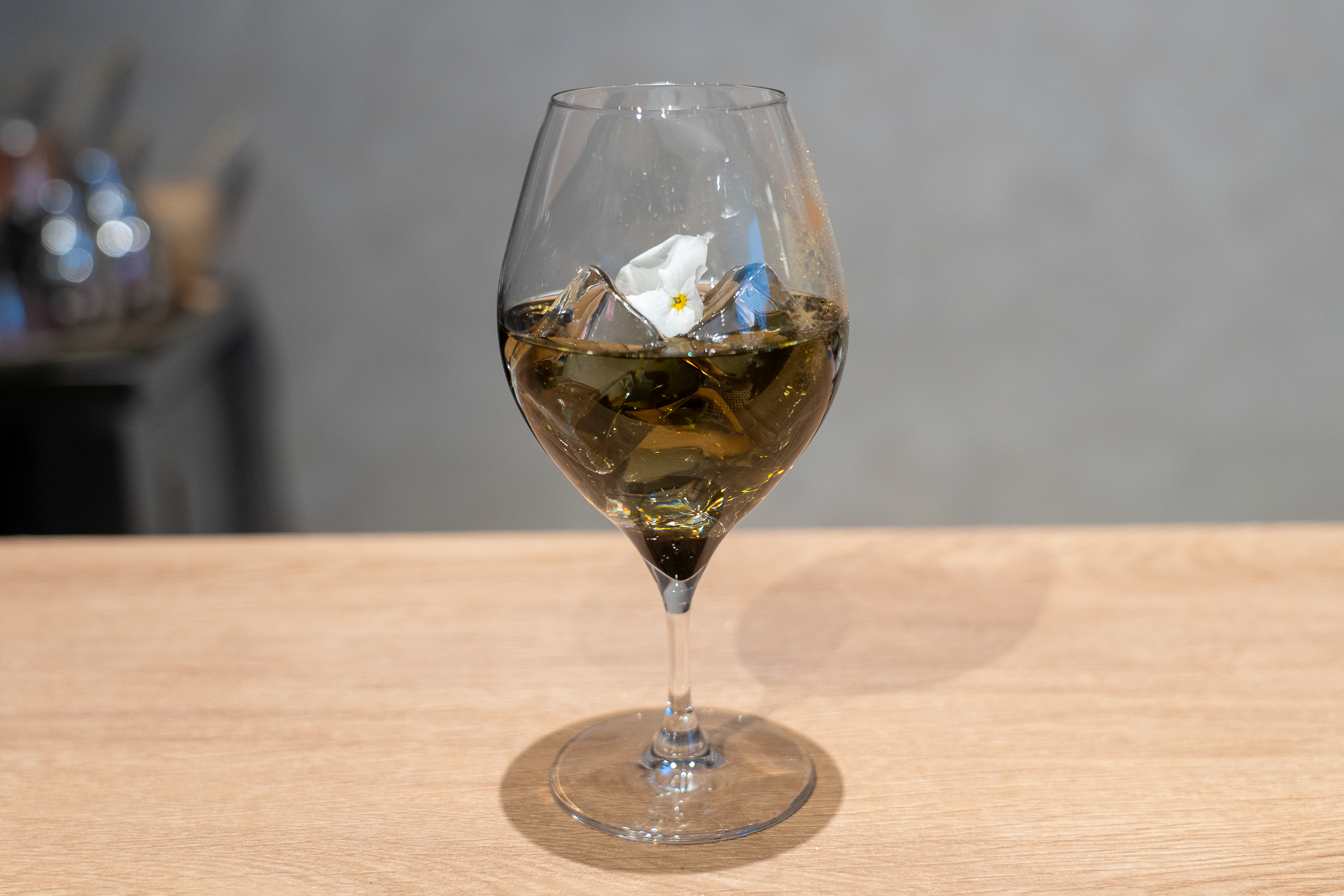 グラスに金粉を吹きかけて特別感を演出した「Obsidian（オブシディアン）」。酸味と甘みを調整して、飲みやすく大人っぽい味わい