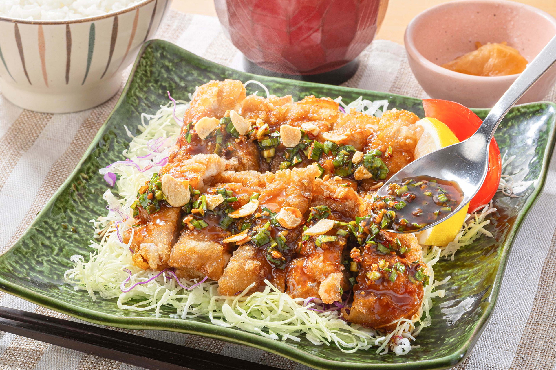 「生ニラだれの油淋鶏」（単品 1090円、定食 1180円）