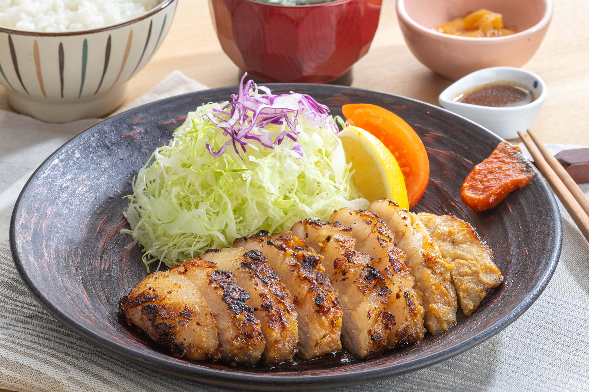 「豚トロみそ漬け炭火焼き」（単品 1150円、定食 1240円）