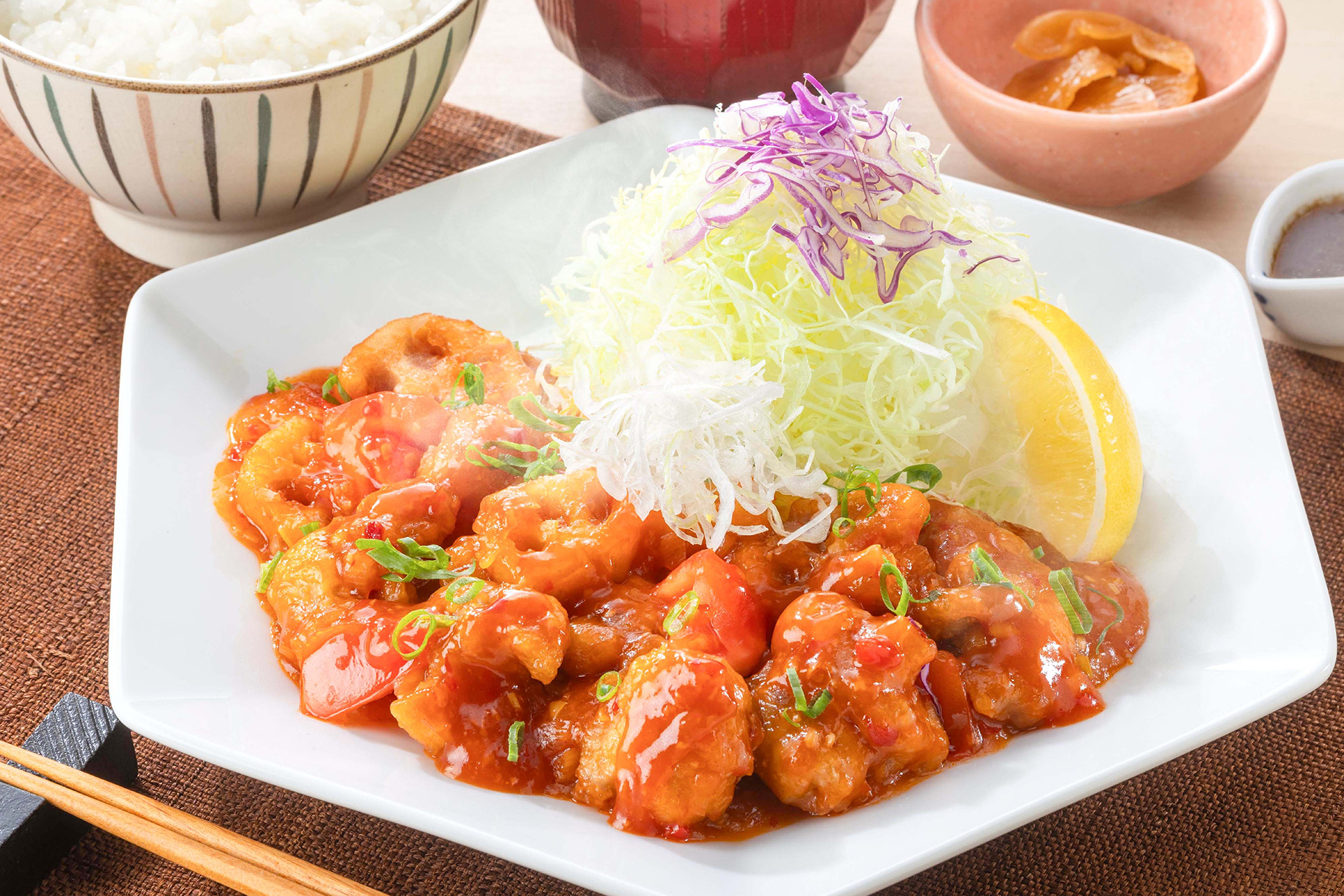 「鶏とれんこんのチリソース炒め」（単品 1190円、定食 1280円）