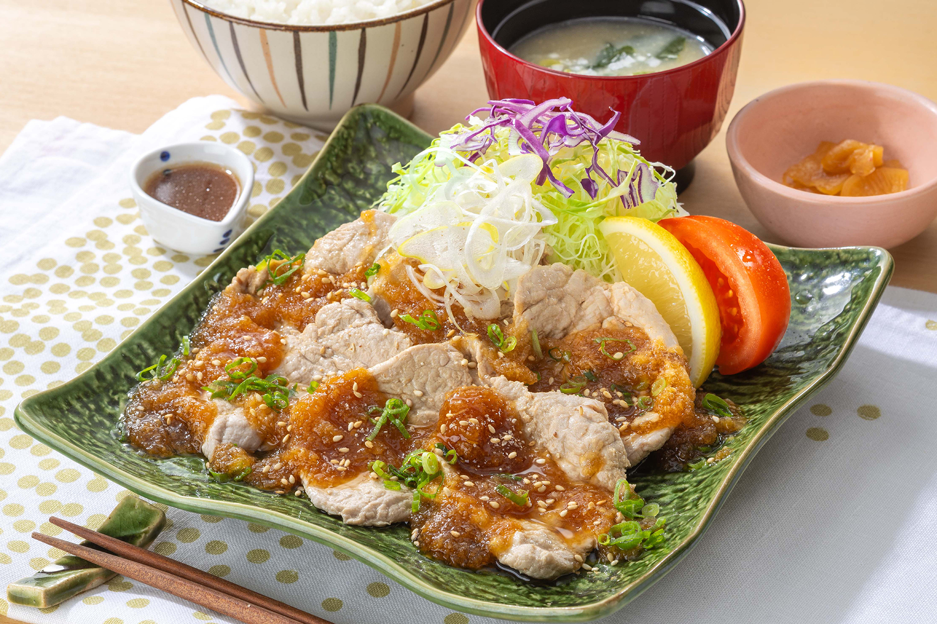 「豚ヒレの冷しゃぶ おろし柚香だれ」（単品 1390円、定食 1480円）