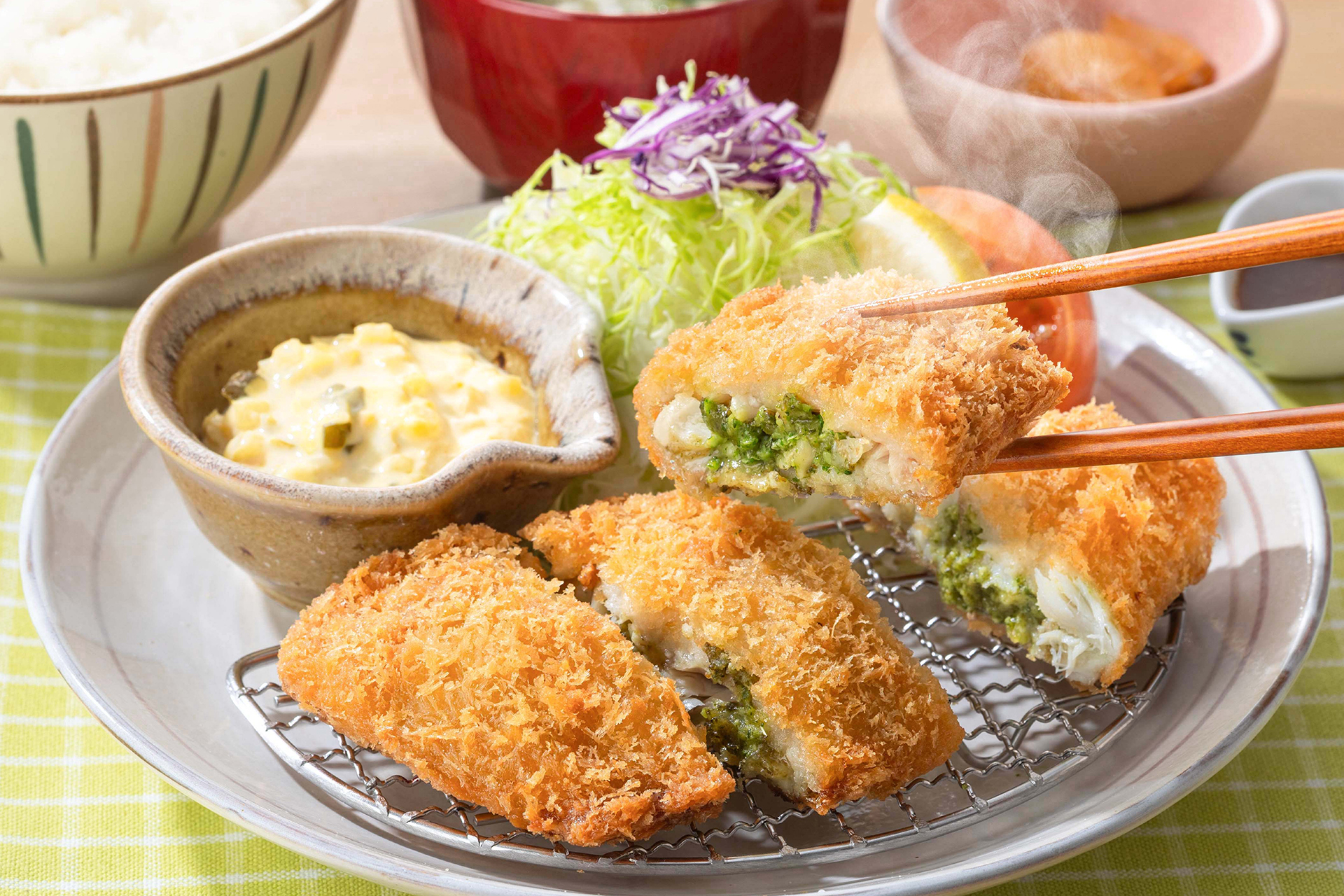 「バジルとチーズのアジフライ」（単品 1200円、定食 1290円）