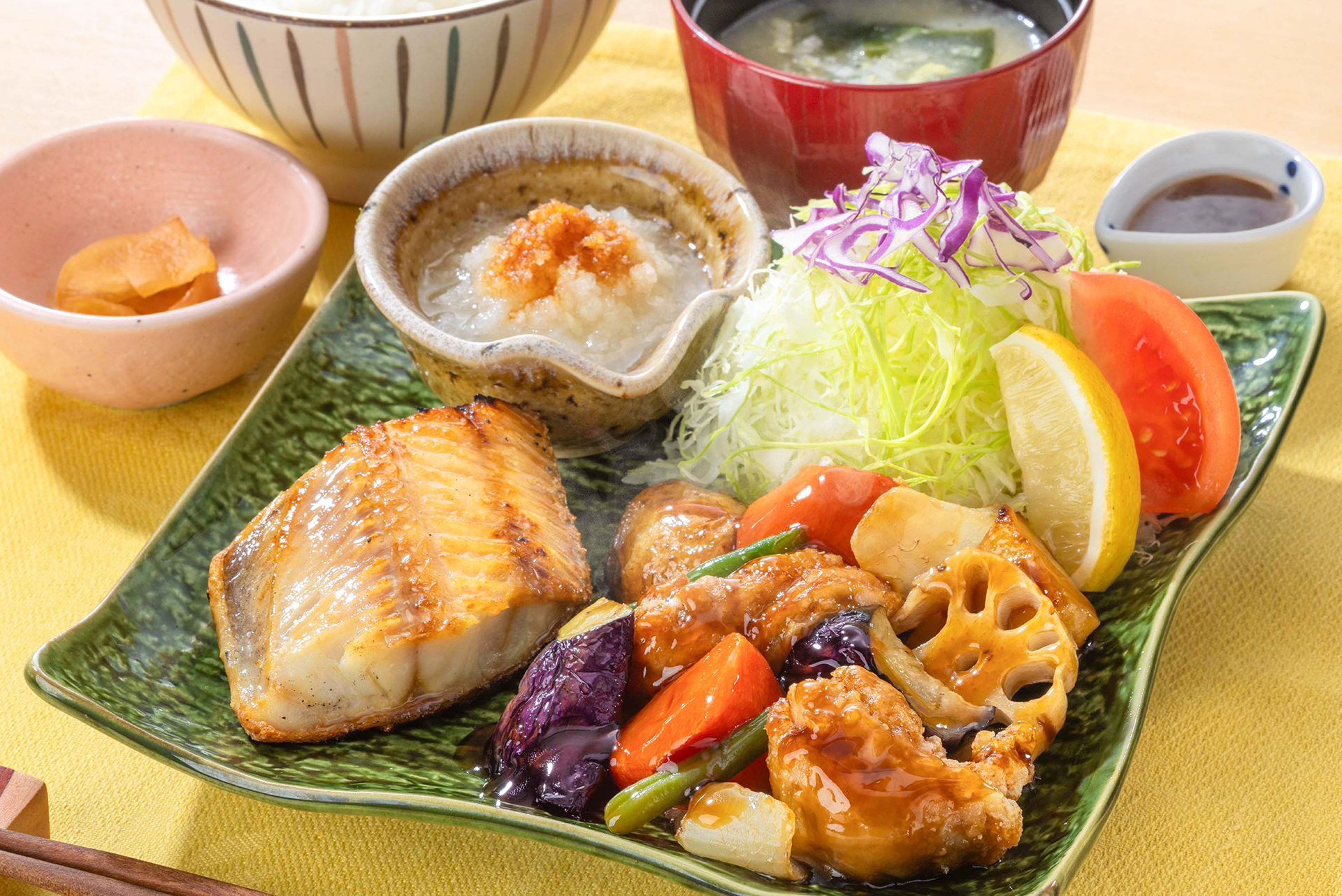 「鶏と野菜の黒酢あんとしまほっけの炭火焼き」（単品 1190円、定食 1280円）