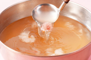 鯛だしに桜の花びらをあしらった“春仕立てのだし”