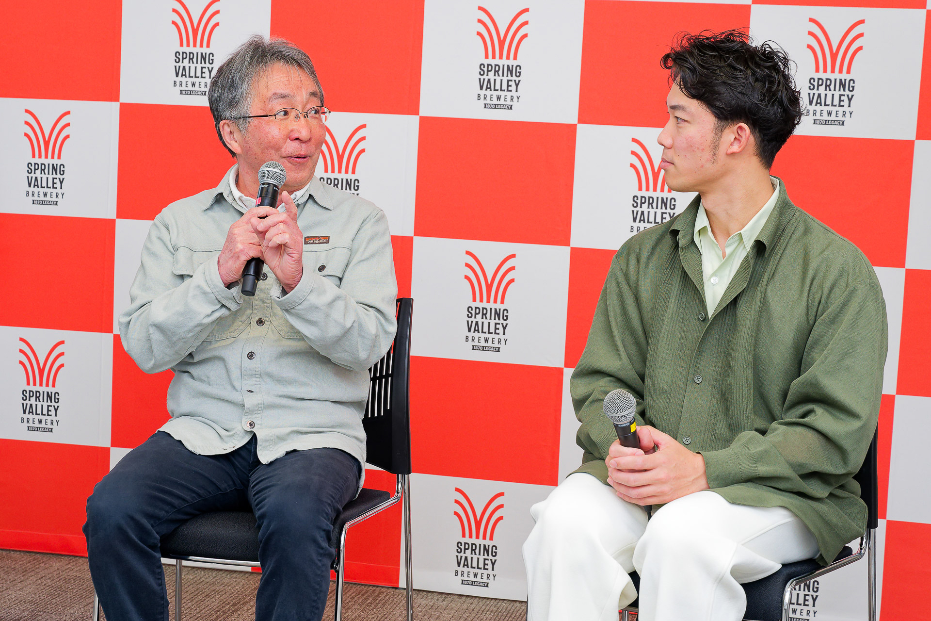 ムラカミセブン開発者の村上敦司氏（左）と、アーティストの和泉侃氏（右）