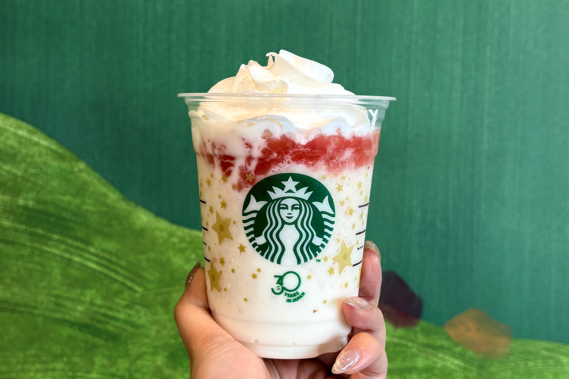 THE フラペチーノ of フルーツ‐オン‐トップ‐ヨーグルト with クラッシュ ナッツ