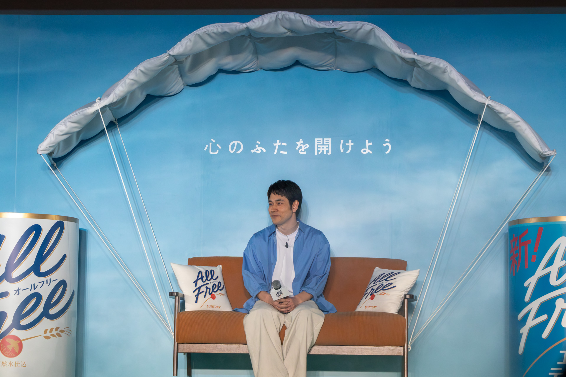 パラグライダーを装着したソファーに腰掛けて登場した松山ケンイチさん