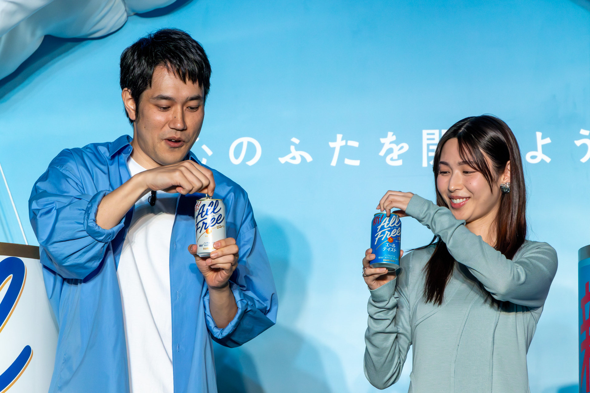 「プシュッ！」とプルタブを引き上げる2人