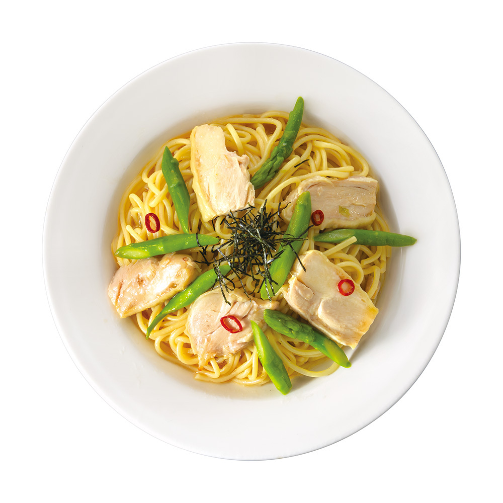 「塩麴鶏とアスパラのバター醤油パスタ」（950円）