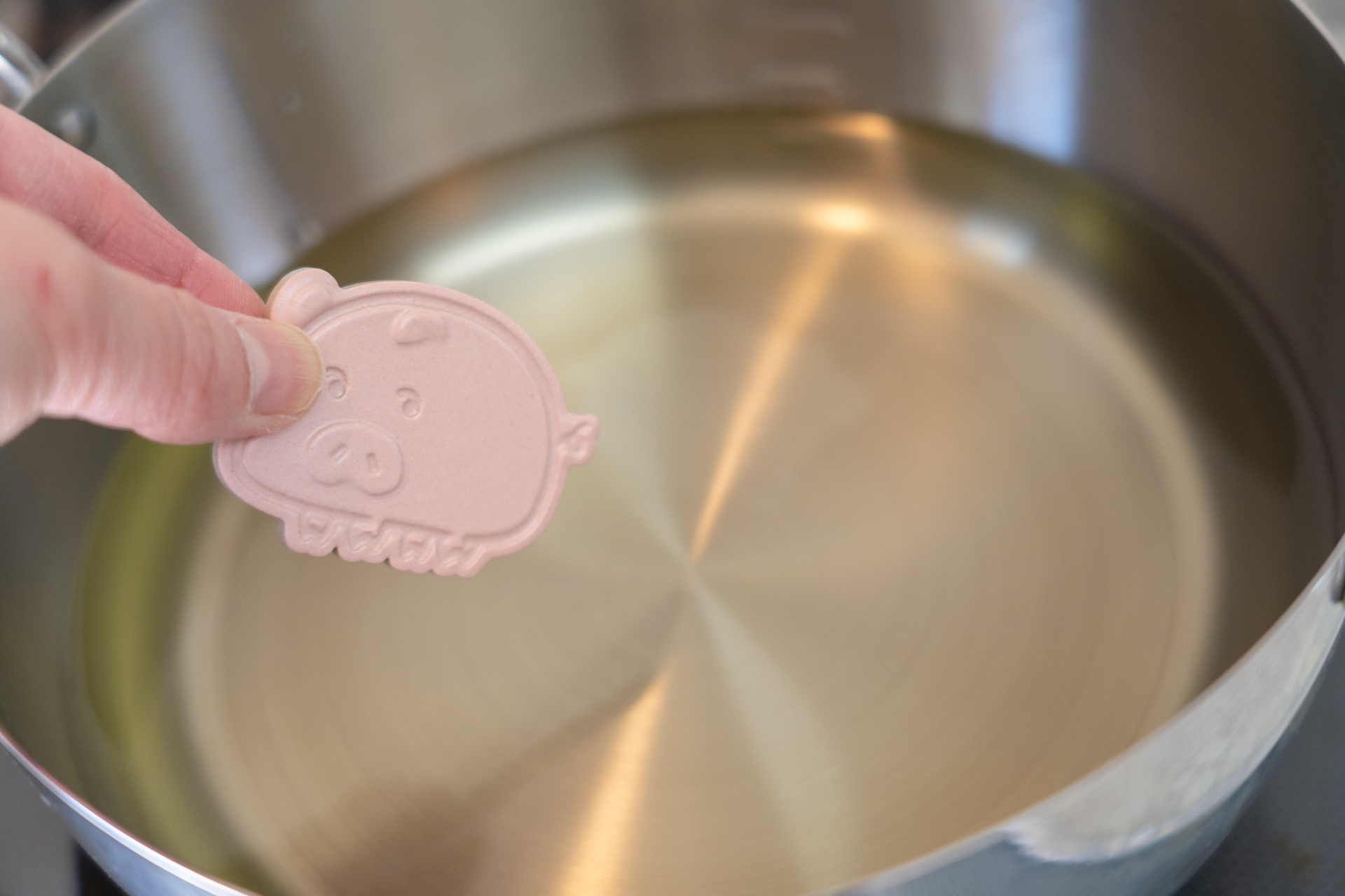 火を付ける前の油に片方の鍋にとんかつちゃんを投入