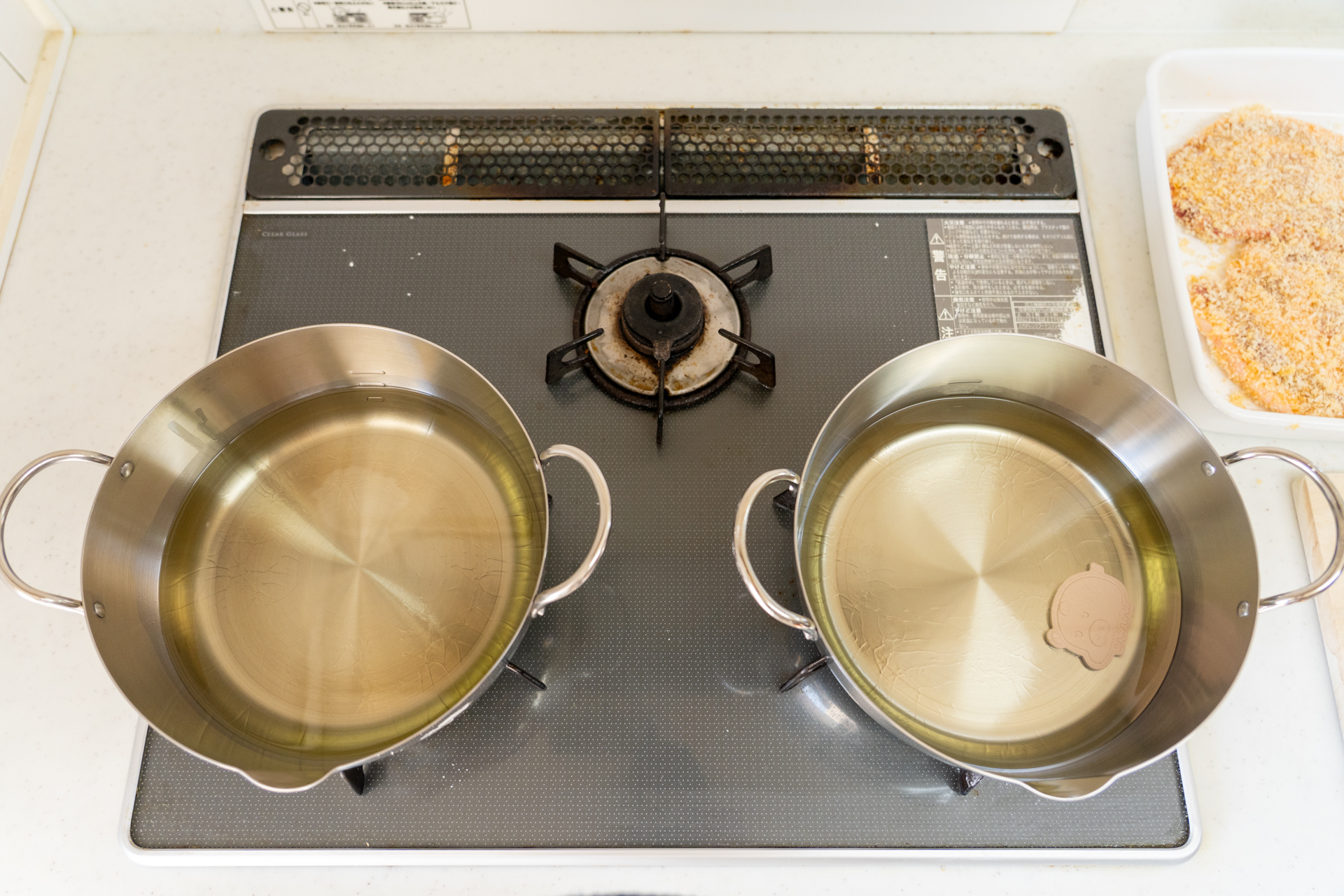 どちらも新しい油を使用。右がサクッと とんかつちゃんを入れた鍋