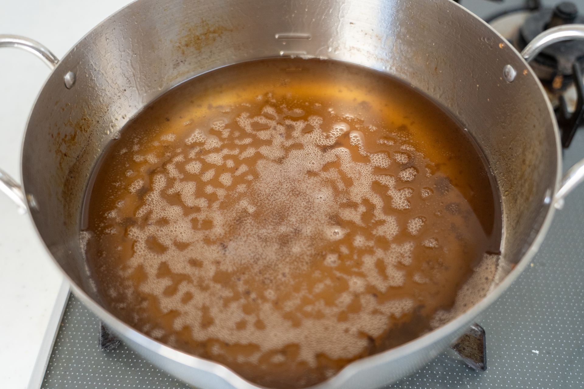 立て続けに2回揚げた後の状態。サクッと とんかつちゃんを入れなかった鍋は油の劣化（酸化）による泡が目立っています