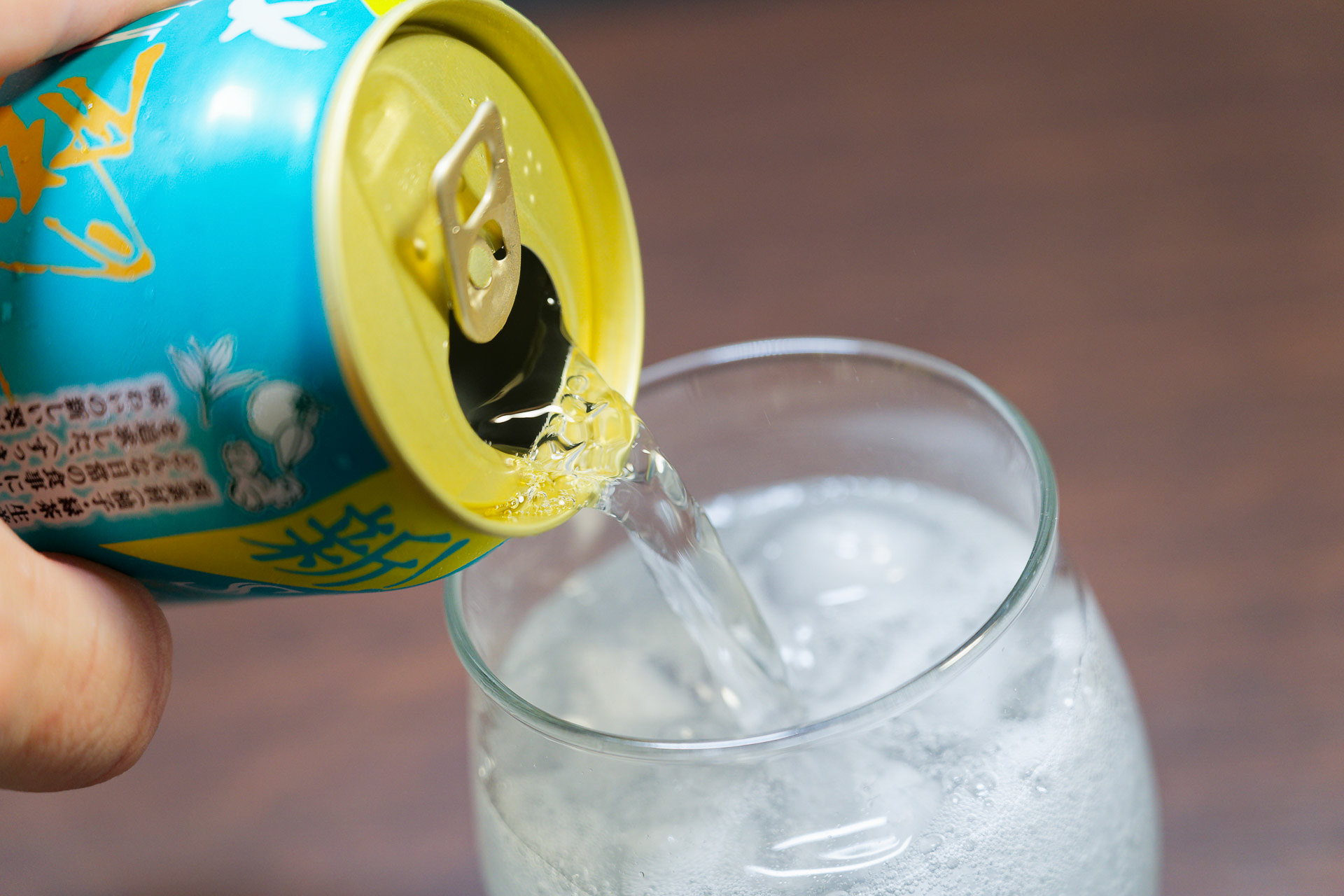 無色透明なジンソーダ。「すっきり爽やか」はレモンの風味がしっかり