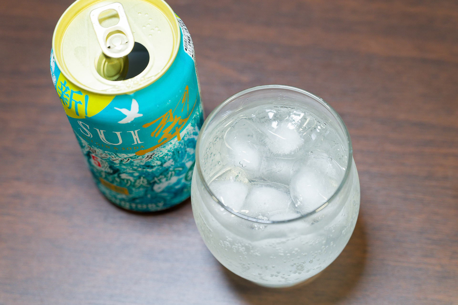 無色透明なジンソーダ。「すっきり爽やか」はレモンの風味がしっかり