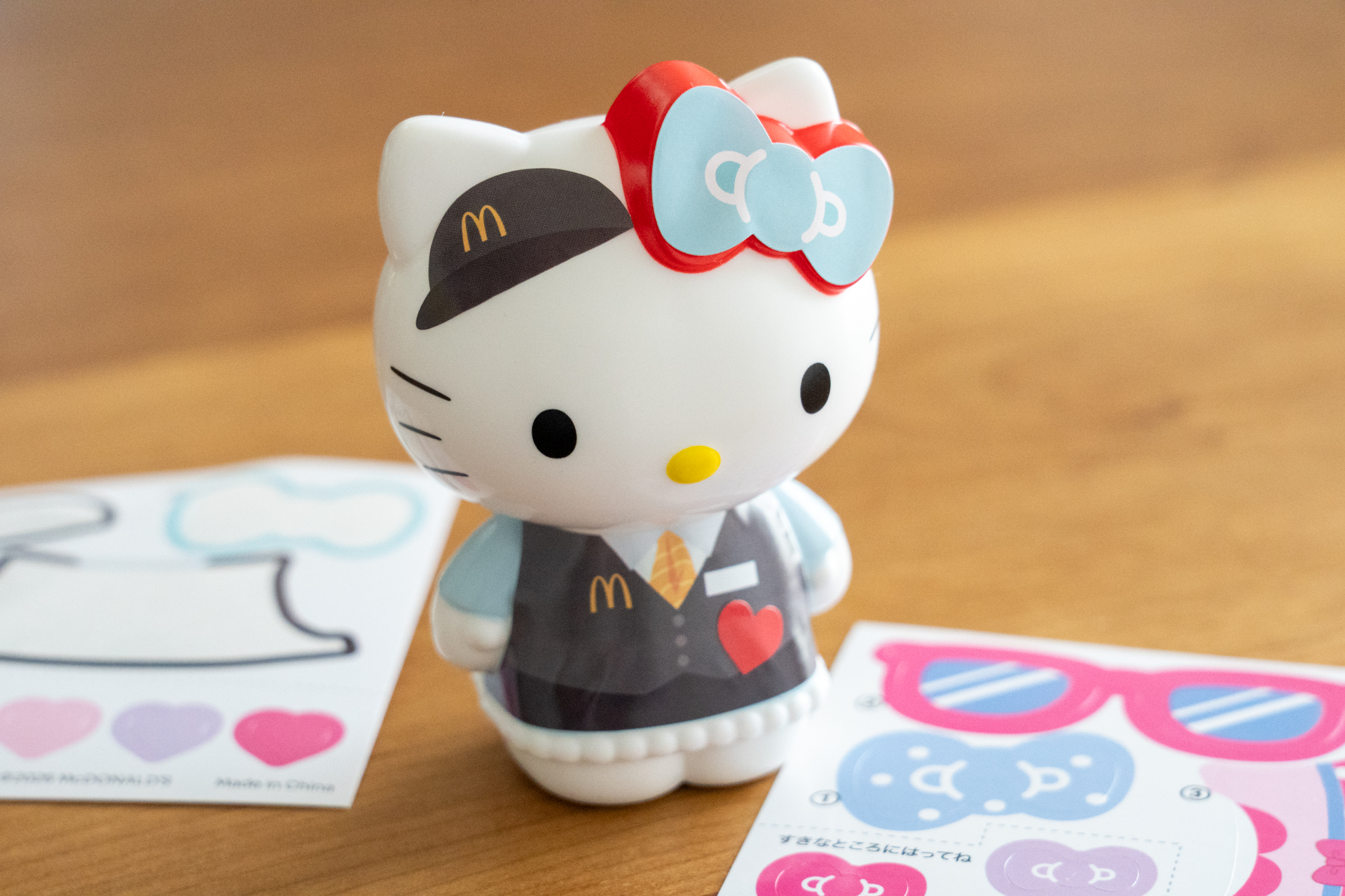 マクドナルドクルーのユニフォームを着たハローキティ
