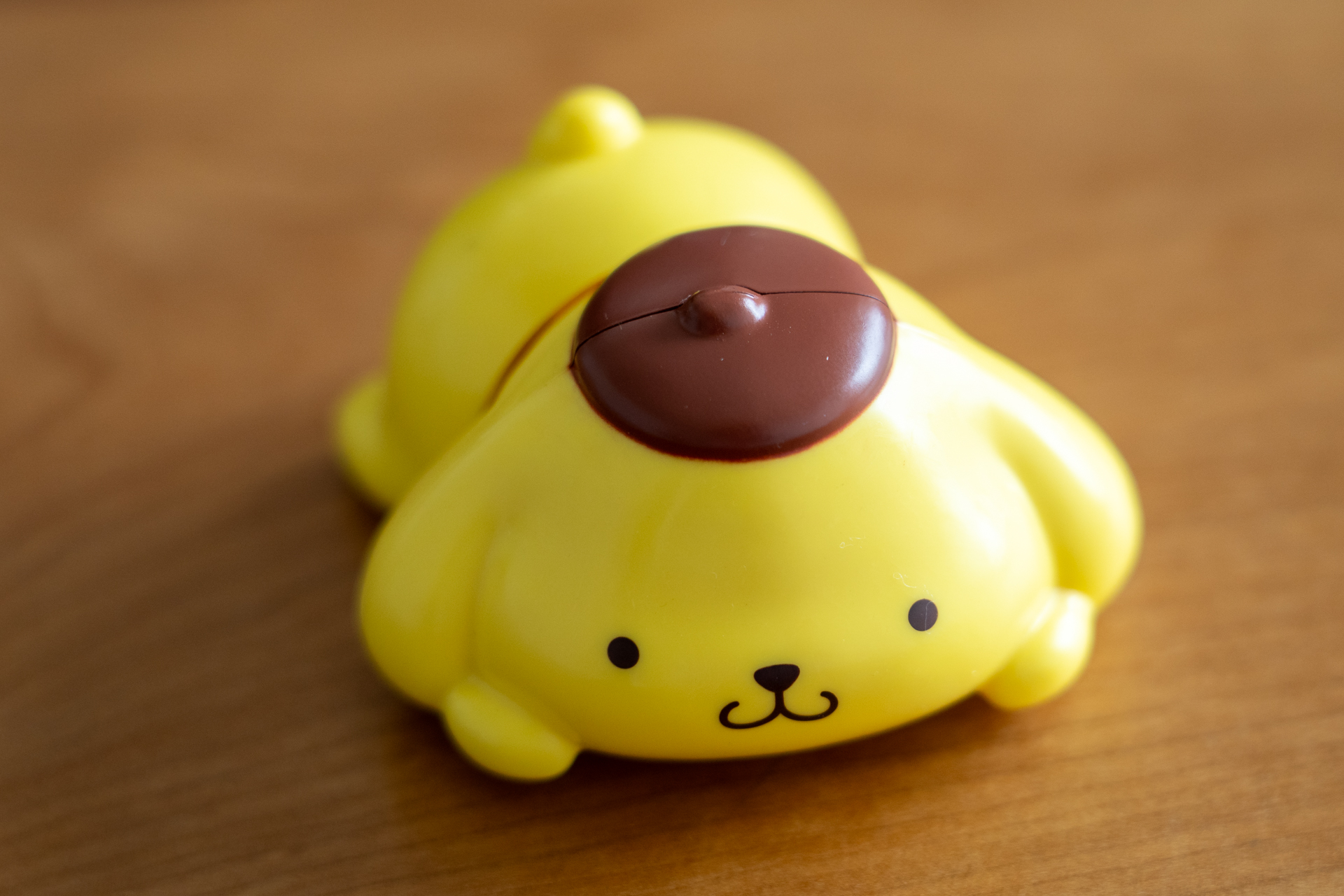 こげ茶色のベレー帽がトレードマークのポムポムプリン