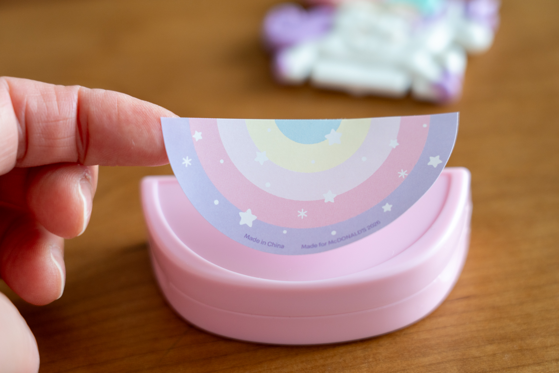 にじのケースにシールを貼る