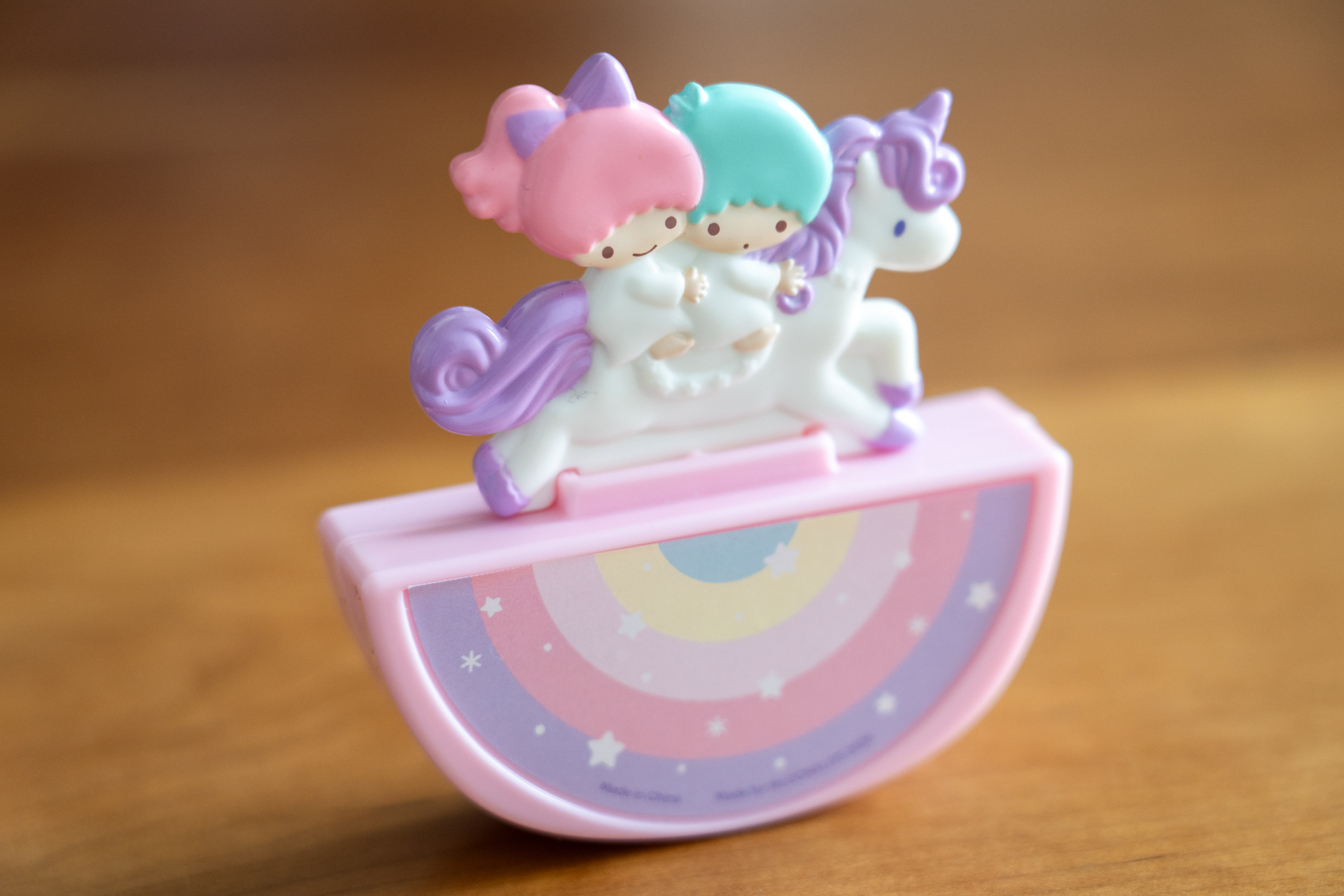 左右の端を上から押すと、左右にゆらゆら揺れる