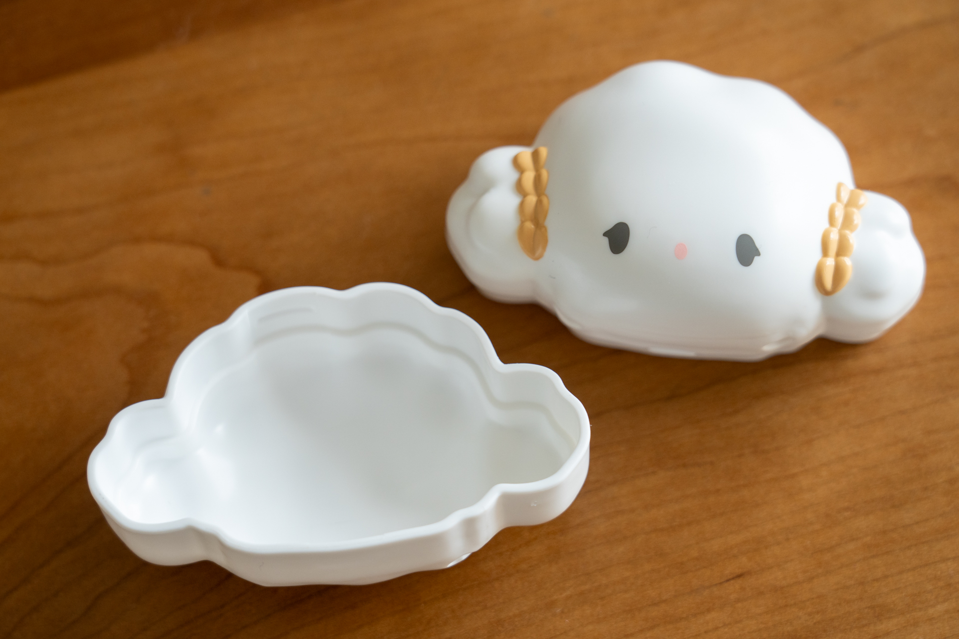 こぎみゅんの顔の方にごはんを入れて、ふたをかぶせよう