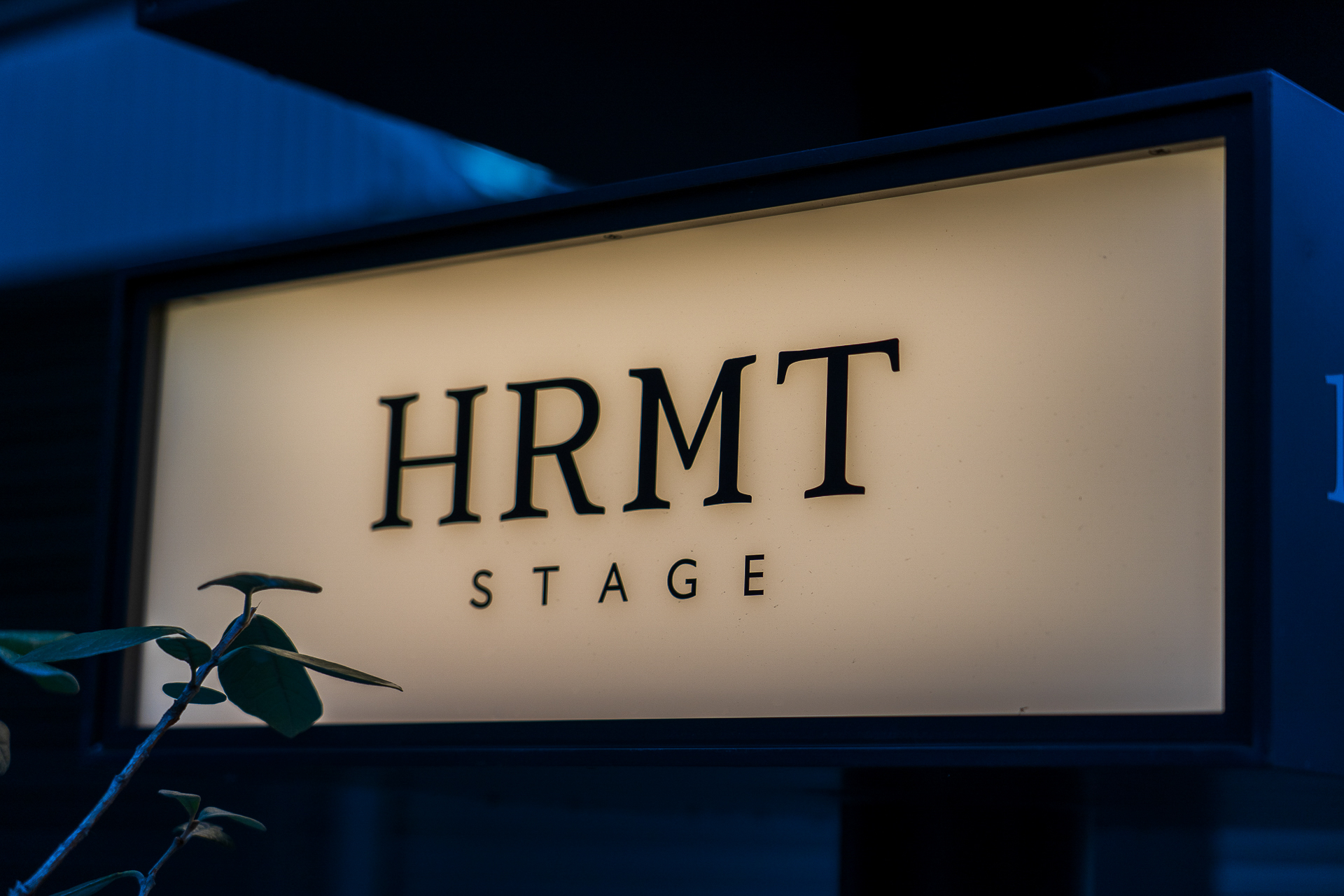 エイチアールエムティー ステージと読みます