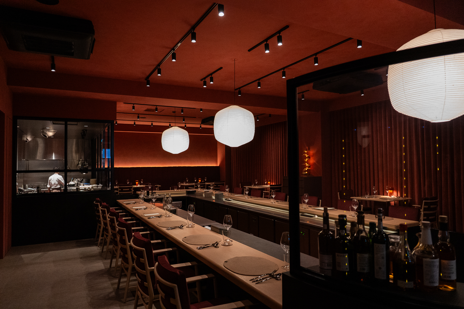 中央にカウンター、奥にオープンキッチンを配した店内。内装を手掛けたのはデザインオフィス「nendo」